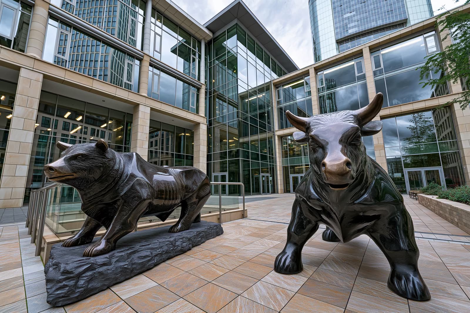График индекса DAX на торговом экране Франкфуртской фондовой биржи, показывающий индекс ниже отметки в 25 000 пунктов.
