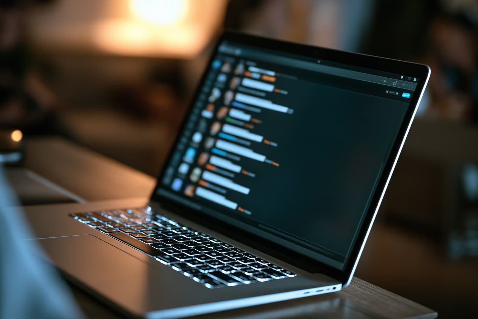 На экране смартфона отображается диалог с чат-ботом, а также уведомление о том, что ассистент представляет собой искусственный интеллект.